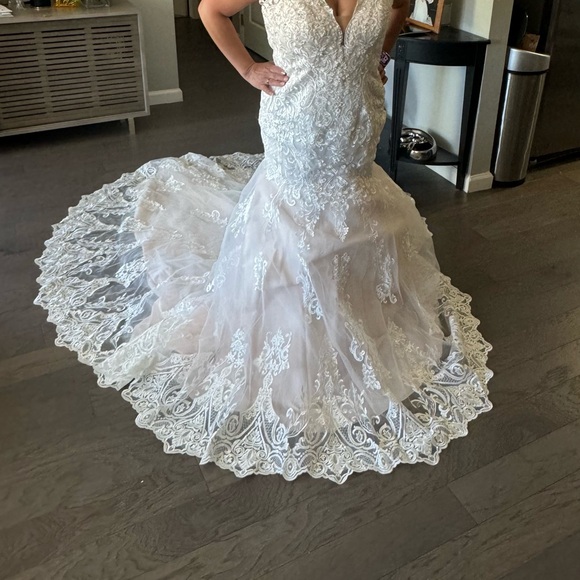 This is a brand new wedding dress very nice and elegant - Picture 5 of 9